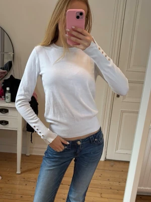 Vit långärmad tröja med knappar - Finstickad tröja från Zara i storlek S. Använt skick💕