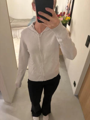 Beige kofta med dragkedja - Säljer en enkel och stilren beige kofta med dragkedja framtill och huva. Hoodien har ribbade muddar vid ärmslut och nederkant🫶🏻