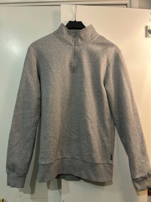 Grå halvzip tröja Only & Sons - Säljer en grå halvzip tröja från Only & Sons med hög krage och ribbade muddar. 🌟