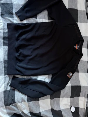 Parajumpers Sweatshirt - Svart parajumpers sweatshirt, använd några få gånger. Storlek M och köpt för cirka 1 år sedan hos Johnells 🙌🏼