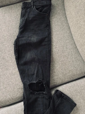 Jeans  - Använda, men fortfarande jättesnygga. Fabriksgjorda slitningar. Storlek XS