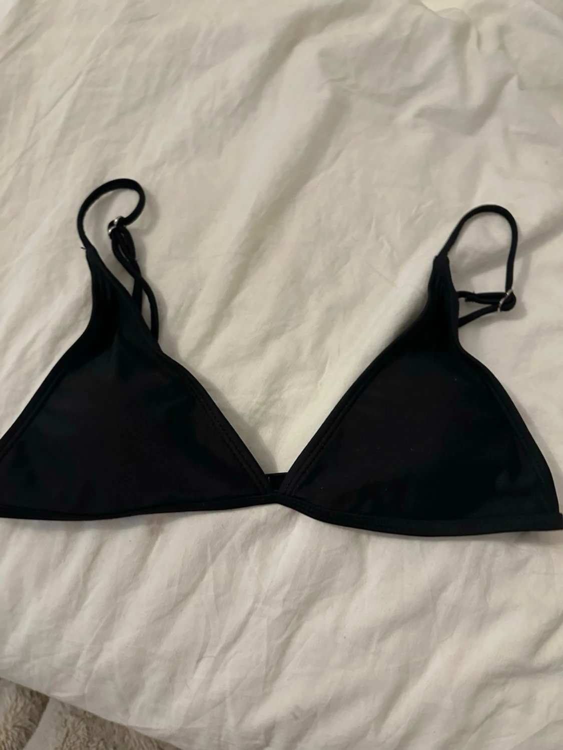 Svart trekantsbikinitopp