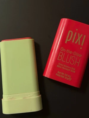 Pixi On-the-Glow Blush stick - Pixi On-the-Glow Blush är ett färgat rouge i stickformat med fuktgivande egenskaper. Praktisk och enkel att applicera direkt från sticken. Nypris: 270kr 