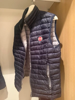 Colmar väst! - Säljer nu min colmar väst som passar perfekt nu i vår! Helt som ny utan defekter, tveka inte på att höra av dig vid frågor! Pris kan diskuteras!