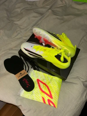 Adidas X Speedflow gula fotbollsskor - Säljer dessa helt nya fotbollsskor från unisport.         Modell: Adidas F50