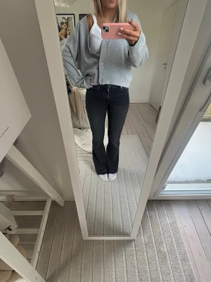 Ljusgrå kofta - Säljer min ljusgrå kofta som e as najs på våren och sommaren. Den är verkligen perfekt i passform och färgen!