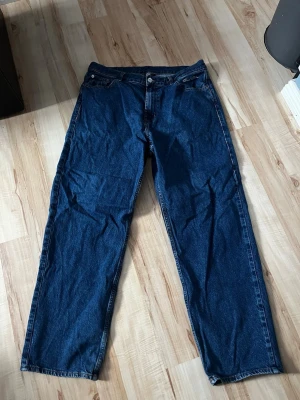Blå baggy jeans från sweet sktbs - Storlek m runt 35 i midjan