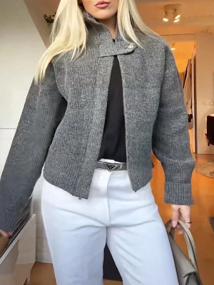 Grå stickad tröja med hög krage - Mysig grå stickad tröja från H&M med hög ribbad krage och unik knappdetalj vid halsen. Tröjan har dragkedja, långa ärmar och breda muddar. Perfekt för lager på lager och en cool, avslappnad look.