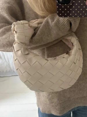 Bottega inspirerad väska  - Sååå fin bottega inspirerad väska i en supernajs krämfärg🥰
