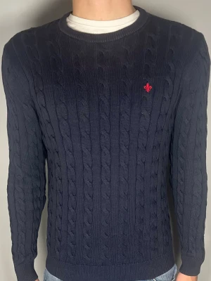 Kabelstickad Morris tröja - Säljer en riktig snygg och trendig kabelstickad Morris tröja i fint skick, storlek M, vid frågor är det bara att skriva //Gramenti