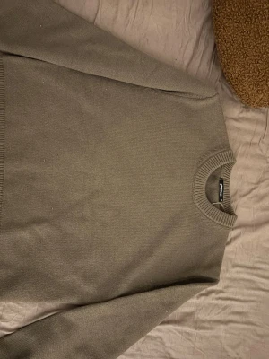 Beige stickad tröja Gina Tricot - Fin beige brun stickad tröja från Gina tricot. Mjukt material med vida ärmar, verkligen så fin💕Pris kan diskuteras