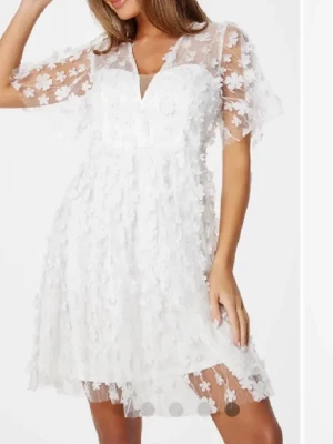 Studentklänning  - Jättefin studentklänning från bubbleroom med små blommor på. Storlek 34, men den är ganska stor i storleken. Jag är normalt 36/38. Den har inga skador eller fläckar 🤍