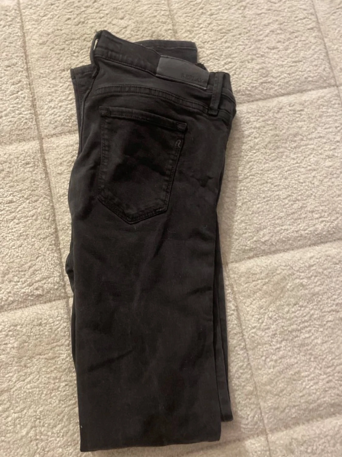 Svarta slim fit jeans från Replay