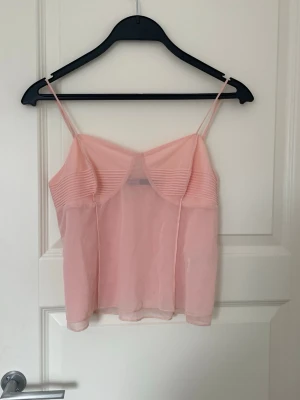 Ljusrosa linnetopp från Bik Bok - DISCUSS PRICE!! Blush pink loose top Never worn Adjustable straps  Size XS-S 