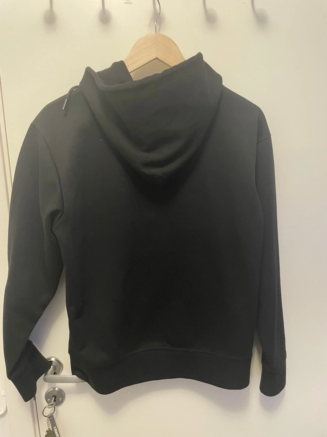 Svart hoodie med dragkedja från Lacoste - 2