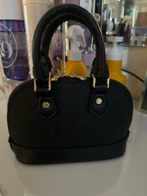 Zara väska  - Fin svart mini väska, kommer inte till användning mer. Det ingår band!💕