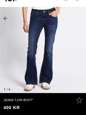 Mörkblå bootcut jeans - Knappt använda!