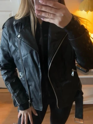 skinnjacka  - från Missguided, nytt skick men legat nerpackad så lite skrynklig