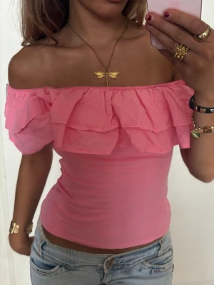 Rosa Offshoulder volangtopp  - Såå snygg rosa offshoulder volangtopp!! Jag är 168 och det är mina bilder, köp via köp nu direkt eller Swish, kvar tills markerad som såld 💖 