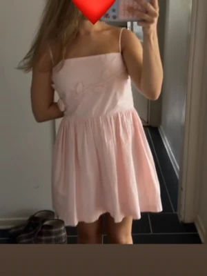 Zara klänning - Söt ljusrosa kort klänning från Zara!