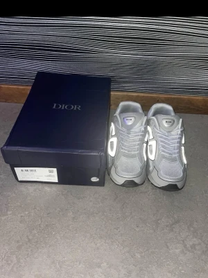 Dior B30 - Dior B30 i bra använt skick, storlek 45 passar bra, varma o sköna skor, snygga går o styla med allt , skriv vid frågor eller funderingar 
