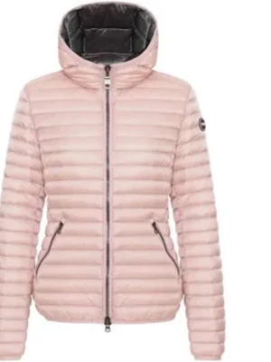 Ljusrosa Colmar jacka - Säljer min rosa colmarjacka!! Jätte fin. Säljer då jag inte använder den längre💞💞 bra skick men dragkedjan är lite sönder därav pris! Köpt för 3500💞💞