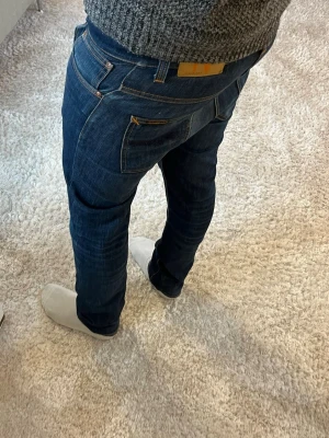 Nudie jeans Grim Tim   - Nudie Jeans | skick 9/10 | Storlek 32/32 | Pris - 599kr | Modellen är ca 179cm lång | Hör av dig vid minsta fråga eller fundering!!