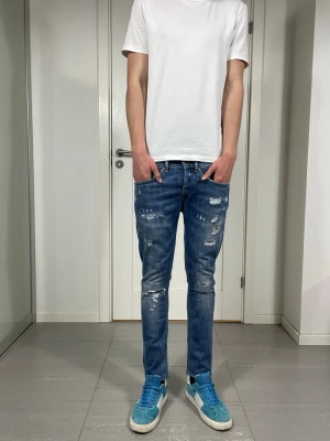 Dondup George Jeans  - Säljer nu dessa Dondup George Jeans med snygga slitningar i populär design som är i storlek 31 men uppsydda till storlek 29, skriv för fler bilder/frågor🙌🏼