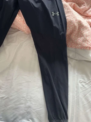 Svarta mjukisbyxor från Under Armour - Stl m passar S också bra, nya dri pant i top skick fett sällsynta.