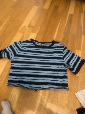 Blåsvart & vit  crop top - Dessa två tillsamans 30kr 