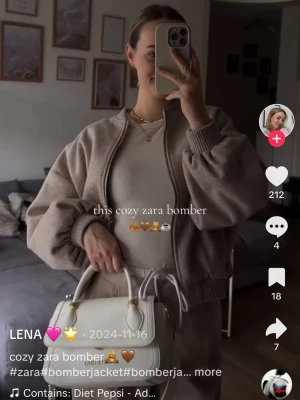 Beige bomberjacka från Zara - Säljer en beige bomberjacka från Zara med dragkedja framtill. Jackan har en avslappnad passform och är gjord i ett mjukt material som ger en cozy vibe. Perfekt för att lyfta din outfit med en trendig touch.