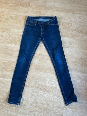 Slim fit nudie jeans - Säljer ett fäst feta nudie jeans som är i slim fit och sitter bra, dem är använda ett fåtal gånger. Väldigt sköna jeans . Kan gå ner i pris vid snabbt köp 🙌☺️