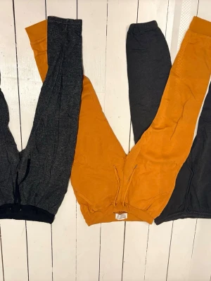 Fem par mjukisbyxor i olika färger - Säljer fem par mjukisbyxor i färgerna mörkgrå, senapsgul och ljusgrå. Alla har resår i midjan och dragsko, samt muddar vid bensluten. Perfekta för chill eller träning. fin skick. Ett par i Storlek XS och resten Small men alla passar mig som är S.