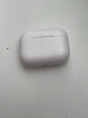 Vita Apple AirPods Pro med laddningsetui - Säljer ett par vita Apple AirPods Pro med det klassiska kompakta laddningsetuiet. Snygg och stilren design i blank plast, perfekt för dig som vill ha trådlösa hörlurar med grymt ljud och smidig laddning. Passar till både iPhone och andra enheter via Bluetooth.
