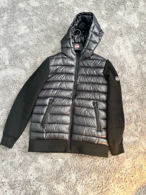 Maggiore jacka  - Säljer en snygg Maggiore jacka i storlek L alltså 170/176. De finns en liten defekt och de är fickan som har gått sönder på vänster sida men de är inget som kommer att åka ut ifall du använder den. Den är köpt på kidsbrandstore för 1499kr. Priset är inte hugget i sten!😁🤩