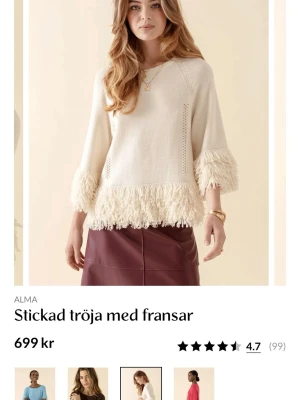 Stickad tröja med fransar från Indiska - Sickad krämfärgad tröja med fransar, så fin! Älskar den men jag hatar att ha på mig ljusa färger… Använd 2-3 gånger