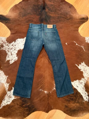 Vintage Levis 512 bootcut - Tjena! Säljer dessa riktigt fina mörkblå Levis 512 bootcut i storleken W34/L32, fint skick, mått finns på bilderna, hör av dig vid funderingar!🙌