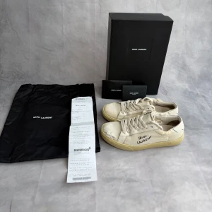 Saint Laurent sneakers (distressed) - Saint Laurent skor, originella slitningar. Storlek 38 men passar 39/39,5. Riktigt bra skick, kvitto finns.