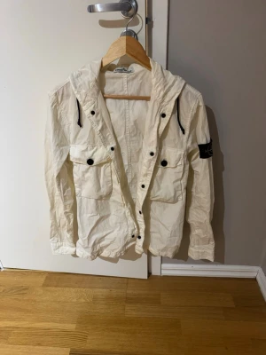 Stone Island jacka - Säljer en snygg tunn Stone Island jacka som inte används längre. Jackan är i bra skick och är sparsamt använd.