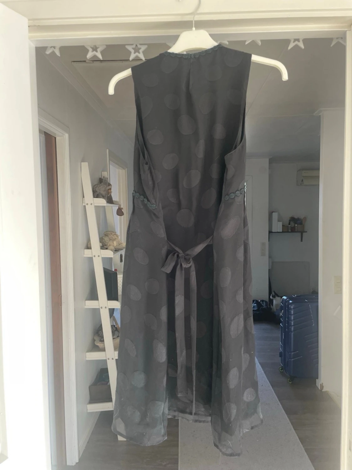 Svart prickig klänning - 1