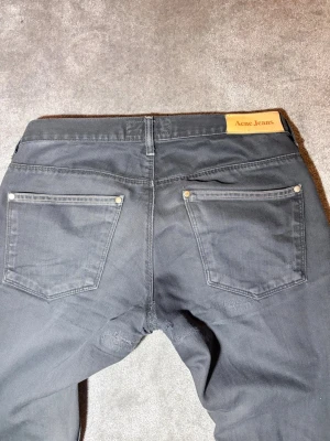 Svarta Acne Jeans med raka ben - Säljer ett par svarta jeans från Acne Jeans i stl W32L34 i modellen MAX Blackness. Väldigt feta med bra passform (slim/straight). Nypris går upp mot 4000 kr. Jag säljer de för 800. Hör av dig🤝