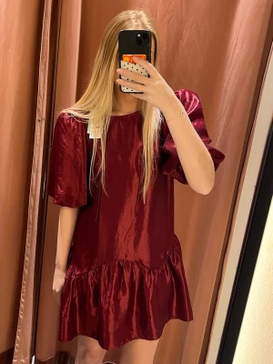 Miniklänning  - Säljer en superfin röd miniklänning med volang i benen från Gina tricot. Nyskick utan prislapp. Storlek xs🩷