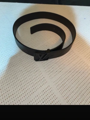 Säljer ett helt nytt bälte, storlek 110 - Säljer ett helt nytt bälte aldrig använt passar till de flesta klädstil. Storlek 110. 10 av 10 skick. Boxen följer med, skriv för mer information eller fler bilder 