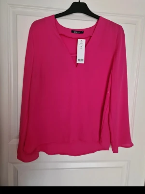 Ny rosa blus från Gina tricot med etikett - 🌸Snygg detalj i uringning  🌸Kommer från djur och rökfritt hem 🌸Inköpt på Gina Tricot 🌸Hittar inga fel på den
