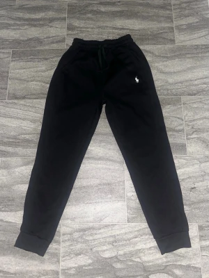Svarta mjukisbyxor från Polo Ralph Lauren - S sitter som Xs. Öppet för byte. Pris är inte fastställd.