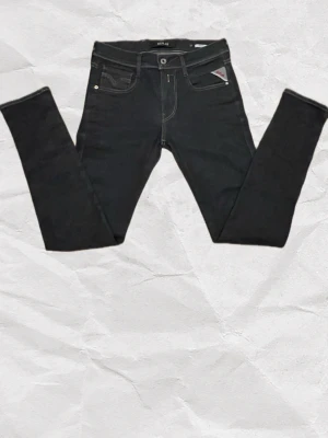 Mörkblå replay anbass - Snygga mörkblå jeans från Replay.   Det är då Replay Anbass med Style : Lot. Det är storlek 28/32.   Jeansen har en smal passform och detaljerade bakfickor med mönstrad söm.   Perfekta för dig som gillar en stilren och grisch look.