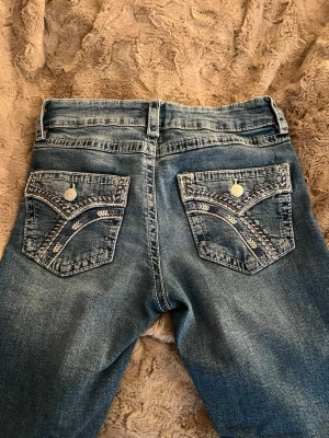 Blåa jeans med broderade bakfickor - säljer ett par skitsnygga blåa detaljerade jeans från gina tricot. Storlek 164 men passar xs & s. Pris kan diskuteras! de har inga slitna delar vid foten❤️