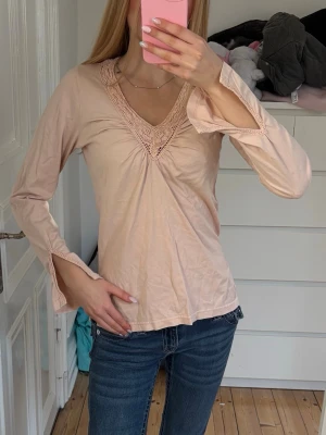 Ljusrosa topp - Söt ljusrosa topp från Vila med v-ringning och spetsdetaljer. Fint skick, storlek S💕
