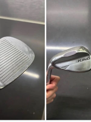 Golfklubba wedge King Cobra 52° - En silverfärgad wedge-golfklubba från King Cobra med 52 graders loft. Klubban har tydliga grooves på klubbhuvudet och en stilren design med märkets logga ingraverad. Perfekt för dig som vill förbättra ditt närspel på golfbanan.