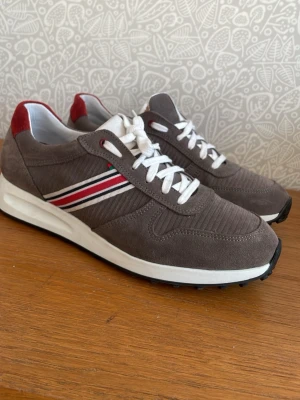 Fin sneakers från Foreva 42 - Dessa skor är gjorda i Portugal, dom är även köpta från Fly londons/Forevas fabrik i Portugal. Dom är gjorda av fina och kvalitativa material. Jätte fin vår sko i nytt skick